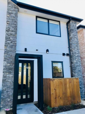 New Townhouse 5 min from central CHCH including bikes to use